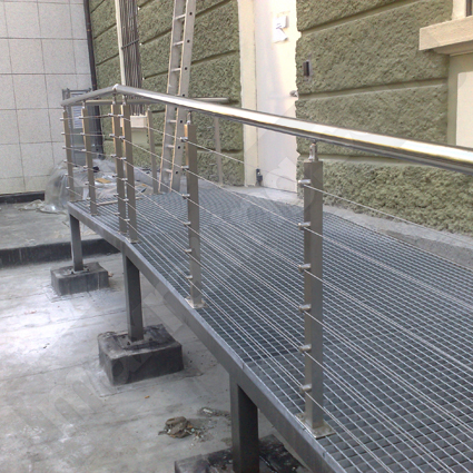 иноксов парапет с въжета